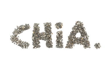 Beyaz arkaplanda Chia tohumları.
