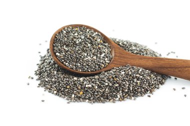 Beyaz arkaplanda kaşıkta chia tohumları.