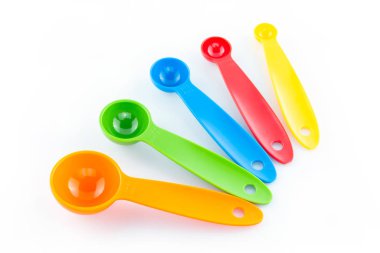 beyaz arka plan üzerinde plastik ölçüm kaşığı bir dizi.