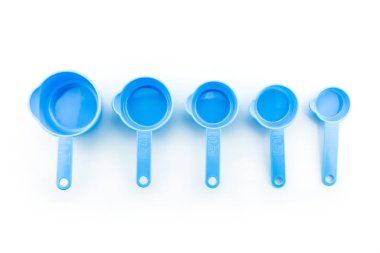 beyaz arka plan üzerinde plastik ölçüm kaşığı bir dizi.