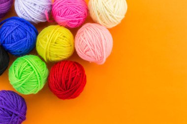 turuncu arkaplanda birçok renk üst görünümü.