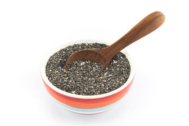 Beyaz arkaplan üzerinde chia tohumları.