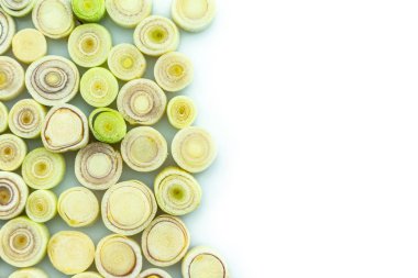 Beyaz arkaplandaki limon çimlerini dilimle.