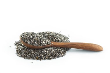 Beyaz arkaplanda kaşıkta chia tohumları.