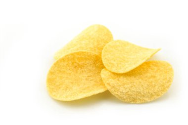 Beyaz arkaplanda patates cipsi.