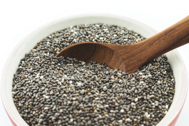 Beyaz arkaplan üzerinde chia tohumları.