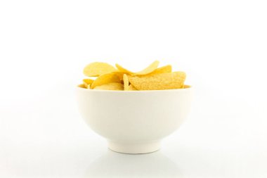 Sarı arka planda patates cipsi..