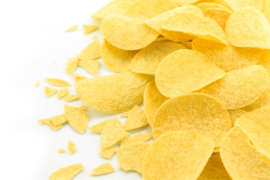 Patates cipsi beyaz arka planda çatırdar.