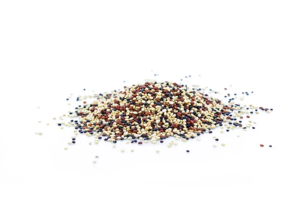 Beyaz Arka Plan Üzerinde Kazık Quinoa — Stok fotoğraf