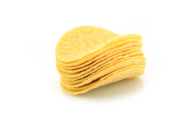 Beyaz arkaplanda patates cipsi.