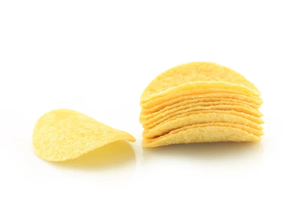 Beyaz arkaplanda patates cipsi.