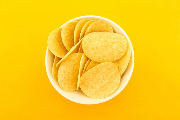 Batatas Fritas Tigela Fundo Amarelo — Fotografia de Stock