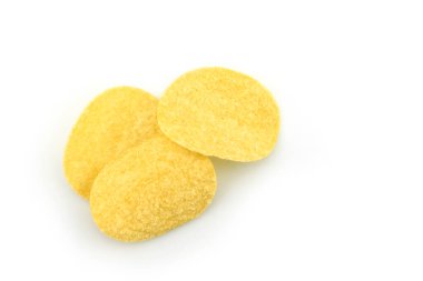 Beyaz arkaplanda patates cipsi.