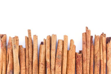 Beyaz arkaplanda tarçın.