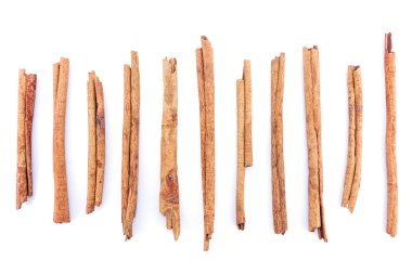 Beyaz arkaplanda tarçın.