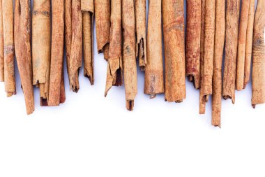 Beyaz arkaplanda tarçın.