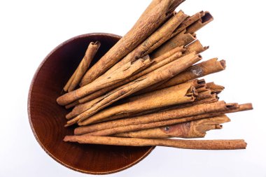 Beyaz arkaplanda tarçın.