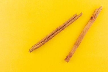 Sarı arkaplanda tarçın.