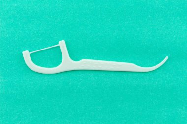 Yeşil arkaplanda diş ipi.