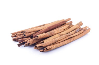 Beyaz arkaplan görünümlü tarçın.