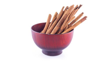 Beyaz arka plan görünümlü kasede tarçın.