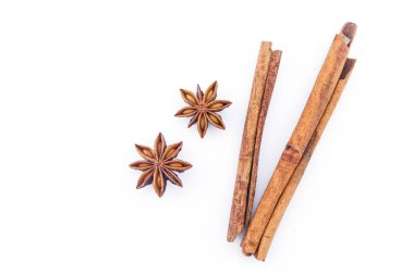 Tarçın ve yıldız anason beyaz arkaplanda.