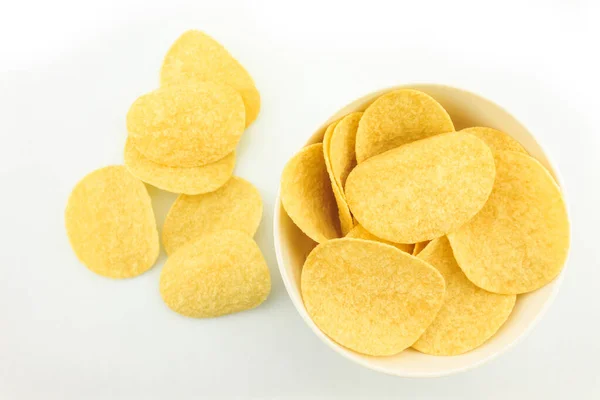 Kartoffelchips Auf Schüssel Auf Weißem Hintergrund — Stockfoto