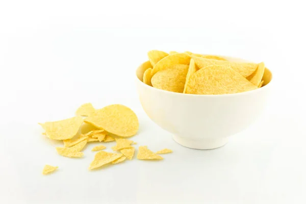 노란색 배경에 감자칩 — 스톡 사진