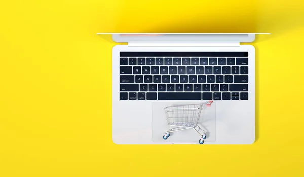 Een Trolley Bovenop Een Laptop Computer Voor Online Shopping Concept — Stockfoto