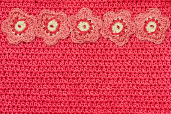 Tecido de crochê vermelho e flores artesanais — Fotografia de Stock