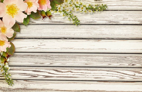 Wildrose Blumen Ecke Anordnung auf Holz — Stockfoto