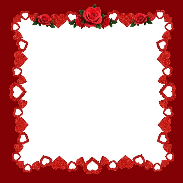 Rahmen mit Glitzerherzen und roten Rosenblüten — Stockfoto