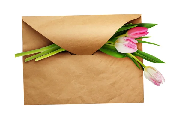 Enveloppe en papier artisanal avec trois fleurs de tulipe — Photo