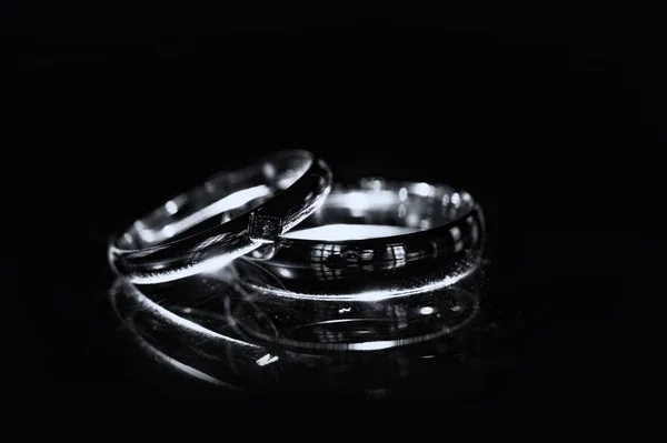 Een paar van wedding rings — Stockfoto