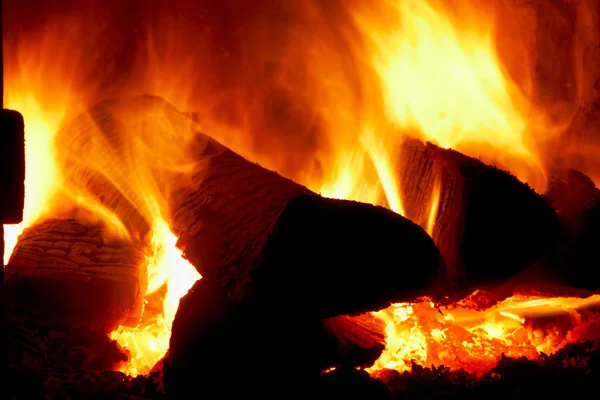 Leña ardiendo en la chimenea, de cerca —  Fotos de Stock