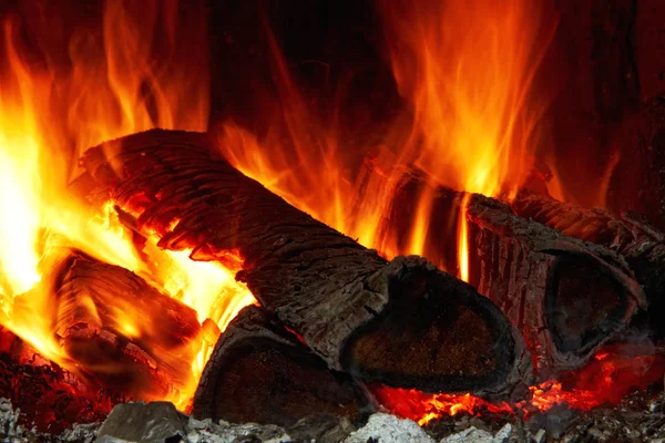 Сжигание дров в камине, закрытие — стоковое фото