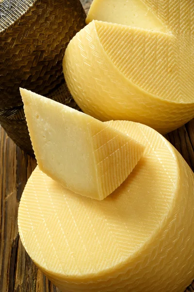 Spanish manchego cheese — Stock Photo, Image