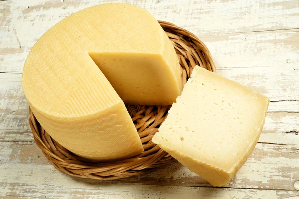 Manchego-Käse geschnitten — Stockfoto