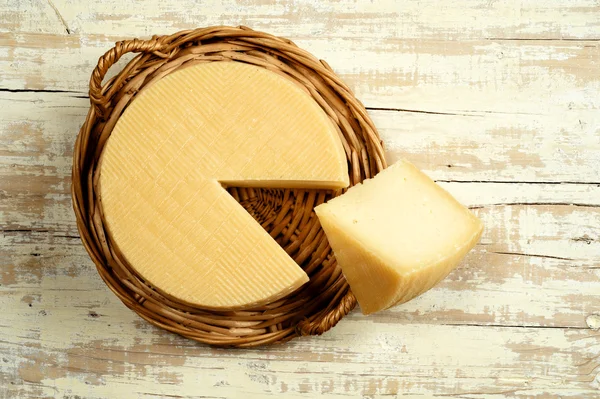 Spanish manchego cheese on table — Stock Photo, Image