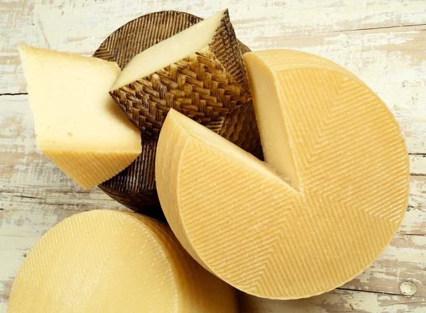 Çeşitli manchego peynir — Stok fotoğraf