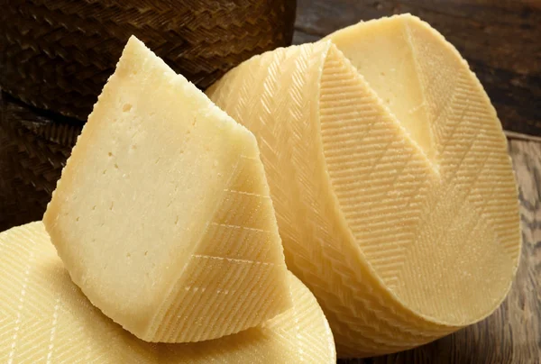 Olgunlaştı manchego peynir — Stok fotoğraf