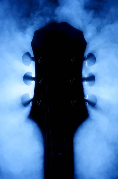 Kozioł zawieszenia gitara na scenie, niebieskie światło — Zdjęcie stockowe