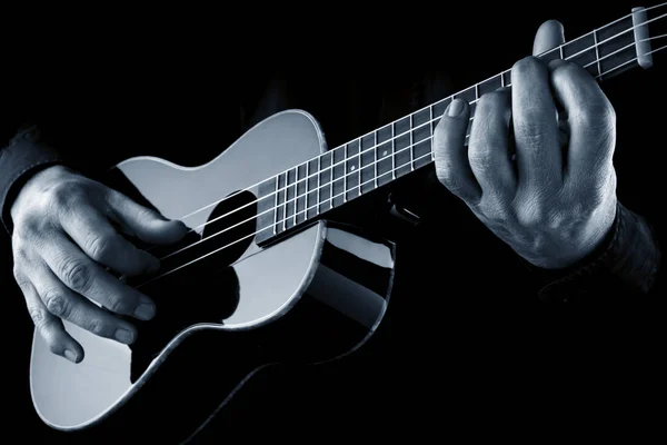 Músico tocando ukulele preto, imagem azul — Fotografia de Stock