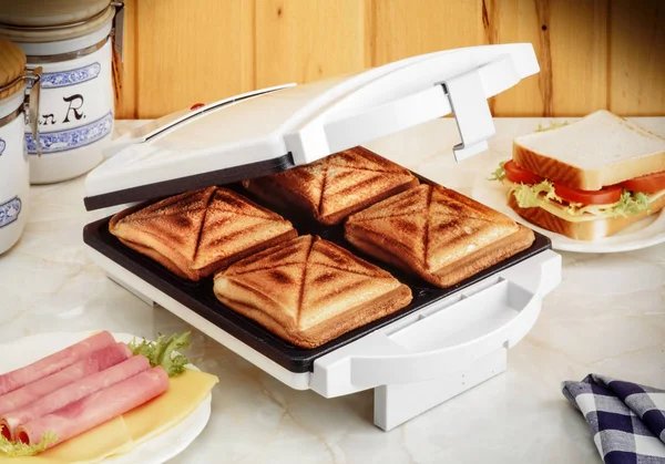 Elektrikli tost makinesi — Stok fotoğraf