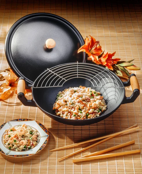 Riz oriental cuit dans wok — Photo