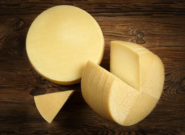 Koyu renkli ahşap Manchego peynir — Stok fotoğraf