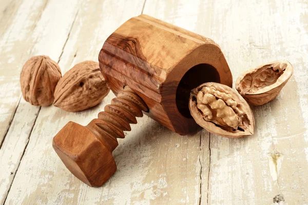 Cascanueces con nueces en madera envejecida — Foto de Stock