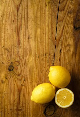 yaşlı ahşap üzerine limon