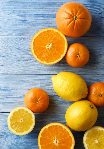 Різноманітні лимонні фрукти на синьому дереві — стокове фото