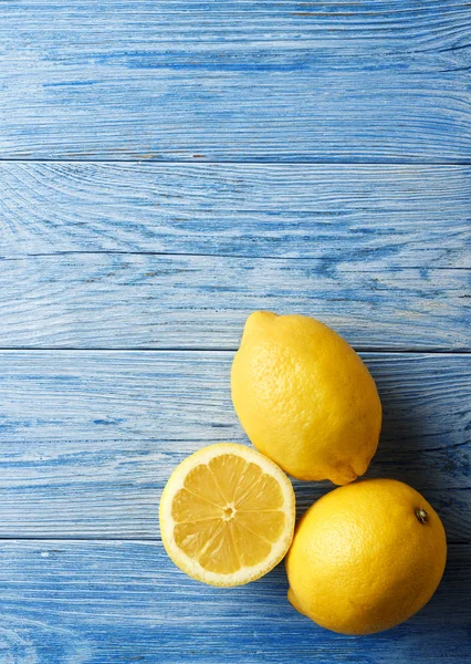 Lemons on blue wood — Stock Photo, Image